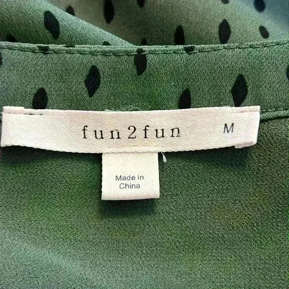 Fun 2 Fun Blouse Forrest Green Women’s Medium V Neck Cap Sleeve Front Pleat - Picture 4 of 8